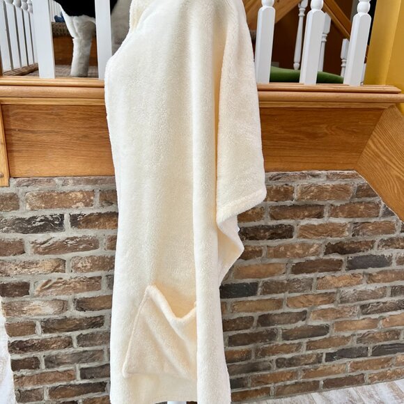 LAST CHANCE!  Soft & Snuggly Pearl White Shawl/Cape - Picture 4 of 6